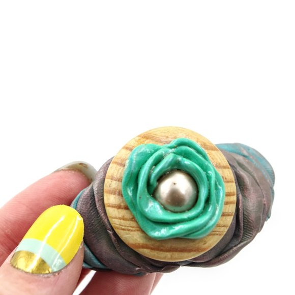 Pearl Flower Hand-Sculpted Hair Clip with Wooden Accent - Picture 2 of 9